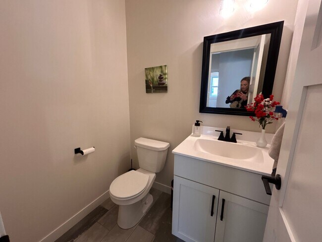 Building Photo - Stunning 5 Bed, 3.5 Bath Luxury Home for R...