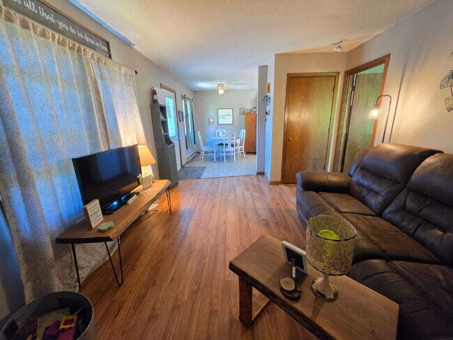 Building Photo - 2 Bedroom, 1 Bathroom with Attached Garage & Patio