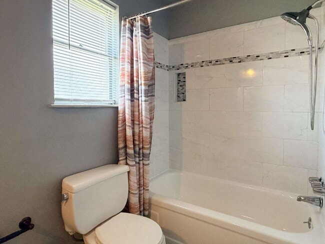 Building Photo - 3-Bedroom Home with 2 Full Baths in Crowley!