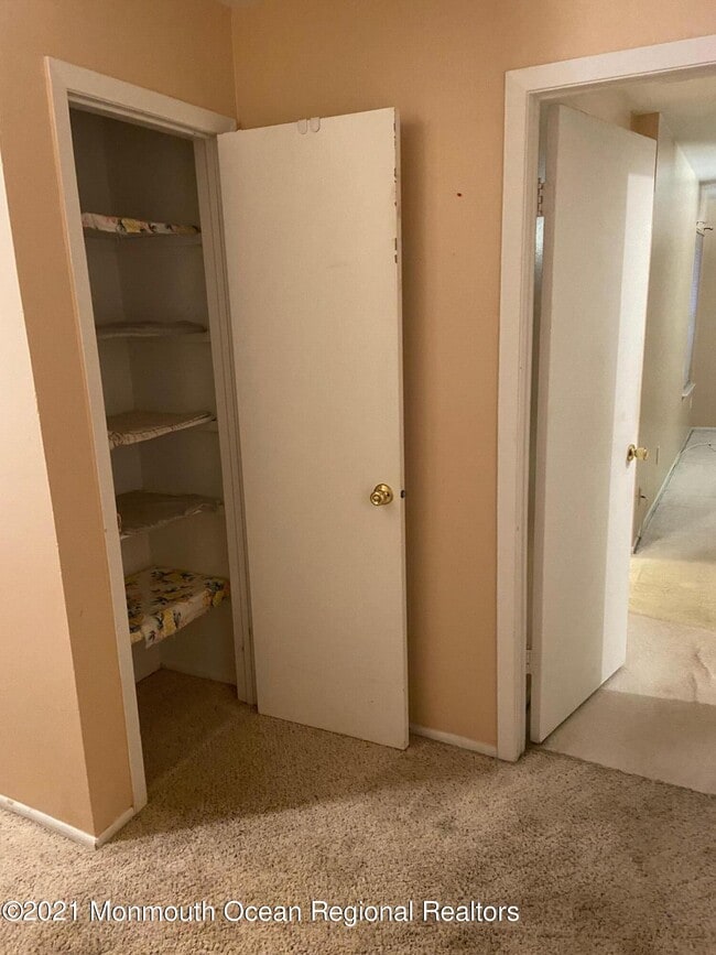 Building Photo - 438 Oak Knoll Dr