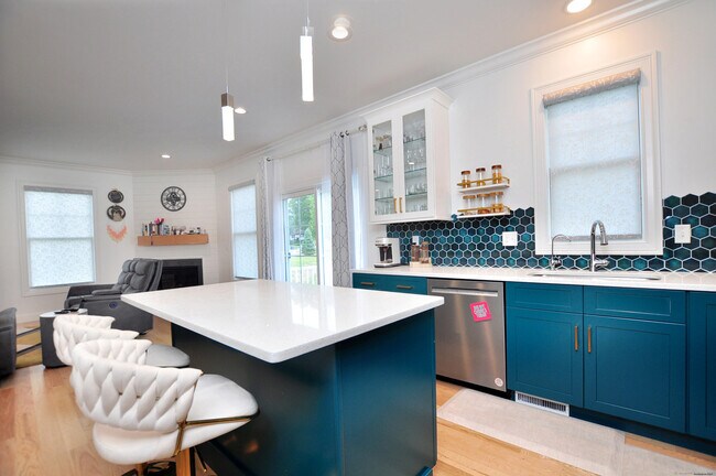 Building Photo - 5 Oakwood Cir