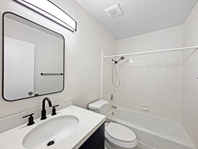 Building Photo - Beautiful 3BD/3BA Townhouse in Fashion Val...
