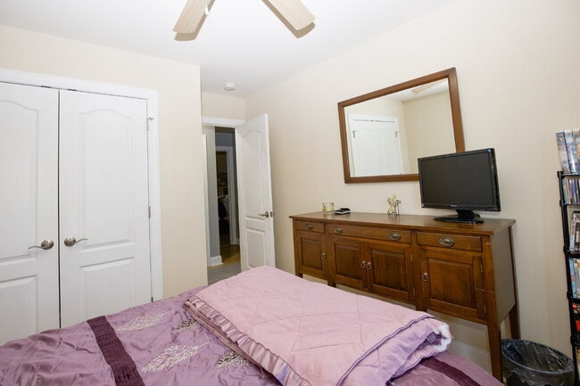 Building Photo - Charming 3 BR/2BA Ranch with fully fenced ...