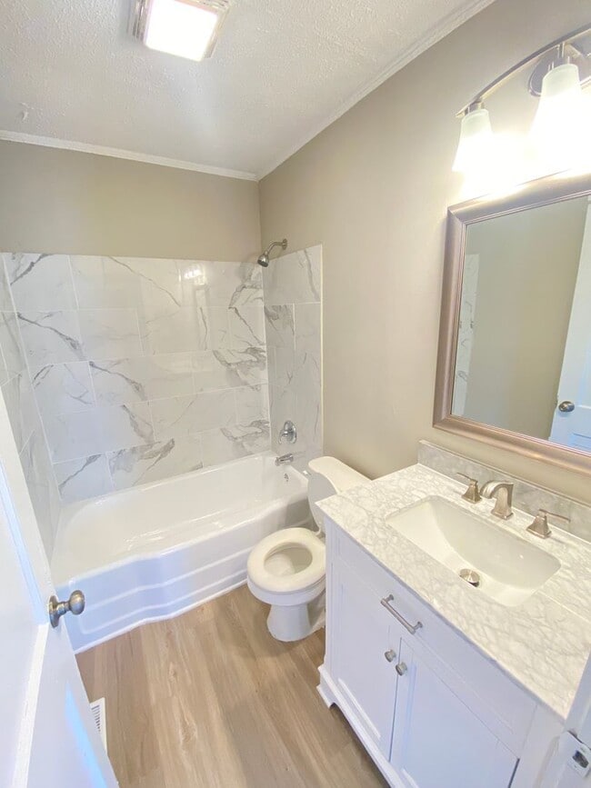 Building Photo - Fully Renovated 2nd/1ba Duplex off Rainbow...