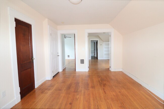 Building Photo - 253 Willow St