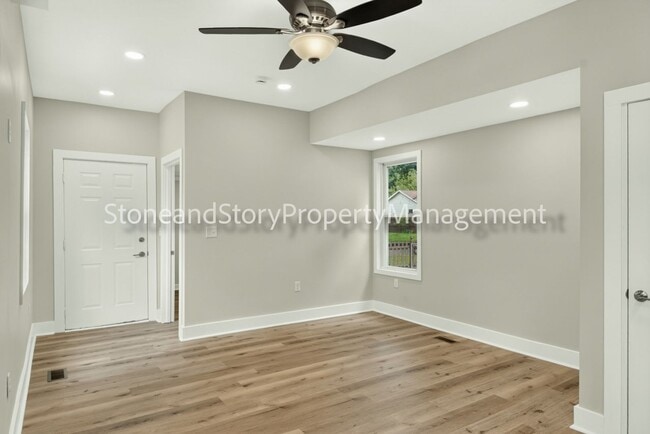 Building Photo - 414 NE Grattan St