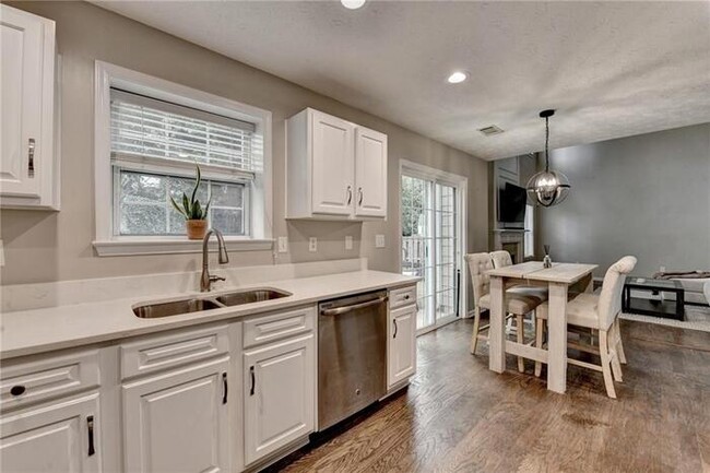 Building Photo - House 3 Beds 3 Baths