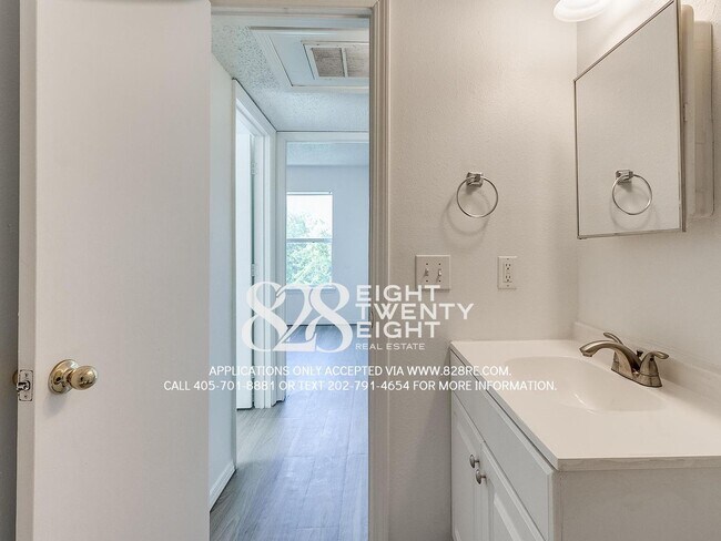 Building Photo - AVAILABLE NOW! 2 bed/1 bath Apartment at W...