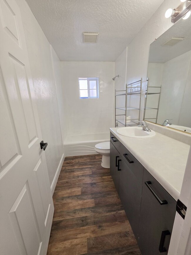 Building Photo - *utilities included* 3 bed 3 bath apartmen...