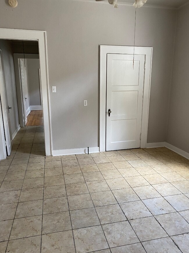 Building Photo - 922 N Roman St