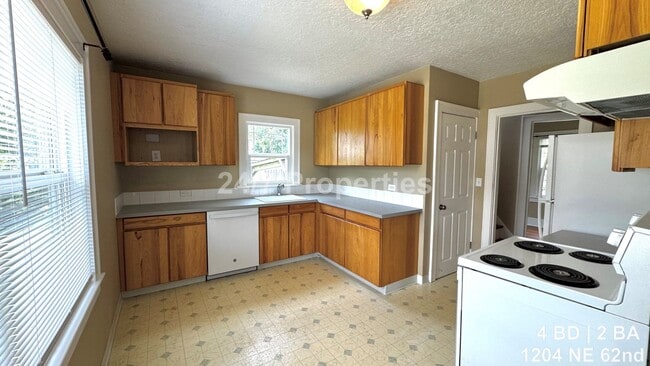 Building Photo - Charming 4 BD | 2 BA Bungalow with A/C - North Tabor