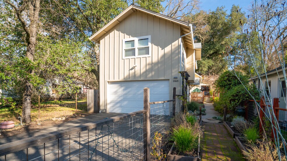 Building Photo - 13615 Arnold Dr