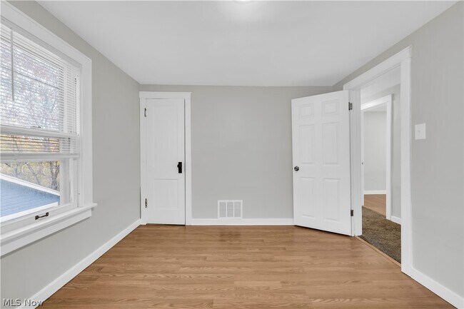 Building Photo - 485 E Archwood Ave