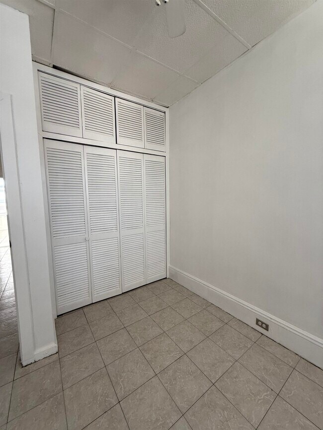 Building Photo - 406 67th St
