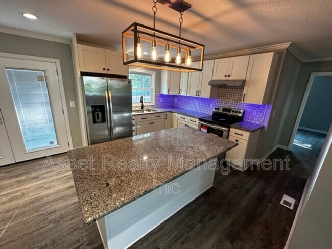 Building Photo - 2208 Sanderson Rd