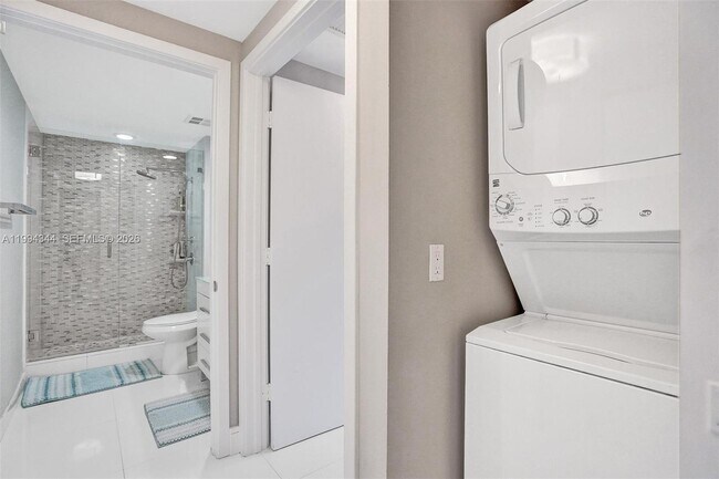 Building Photo - 325 S Biscayne Blvd