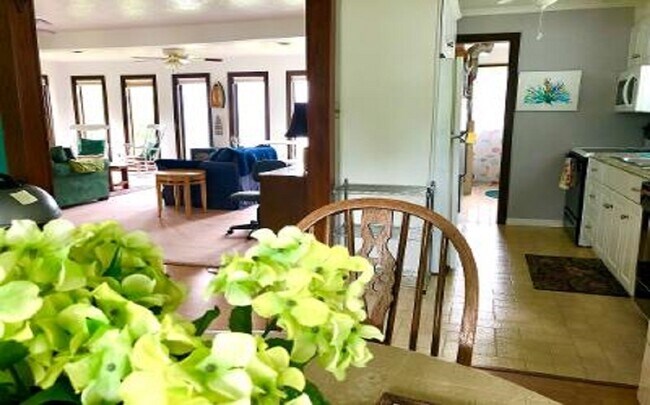 Eat in diningroom - 3061 Maple Ave