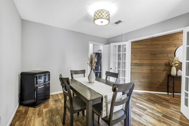 Building Photo - 710 Razee Ct