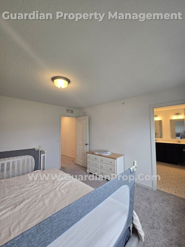 Building Photo - Lake Elmo Townhouse, Newer build, 2 Car Ga...