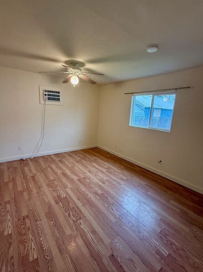 Building Photo - 2 Bedroom 1 Bath House