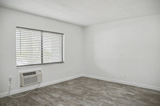 Building Photo - 2791 N Poinciana Blvd