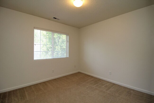 Building Photo - Custom-Built 5 Bedroom/3 Bath Home In A Great Sunnyside Neighborhood