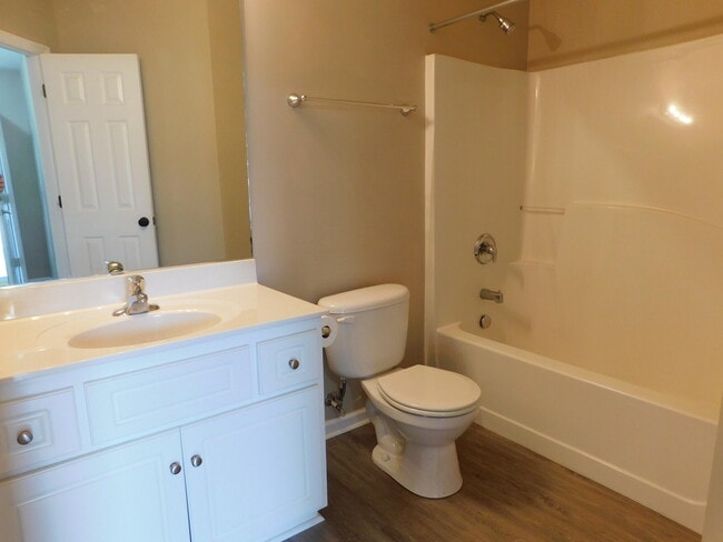 Building Photo - 135 Photinia Dr