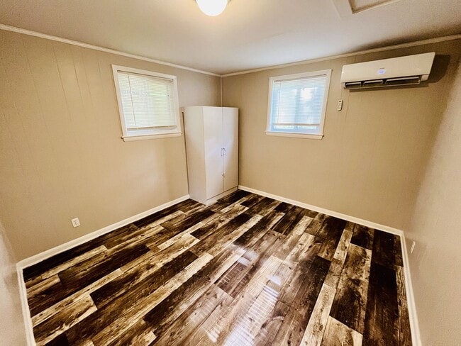 Building Photo - $250 OFF FIRST MONTH! 2 Bedroom 1 Bath inc...