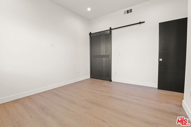 Building Photo - 2135 S Longwood Ave