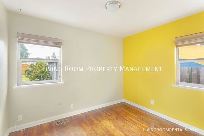 Building Photo - 6118 SE Reedway St