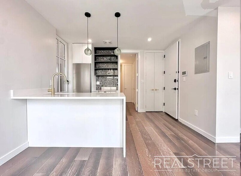 Building Photo - 1BR in Sunset Park/South Slope | Sunlit, Spacious & Pet-Friendly