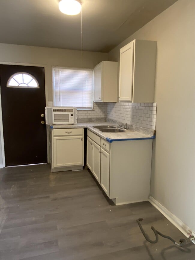 Building Photo - 561 E Indian Dr