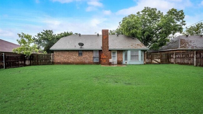 Building Photo - 617 Main St