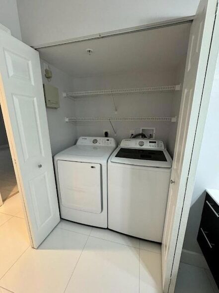 Building Photo - 4852 N State Rd 7