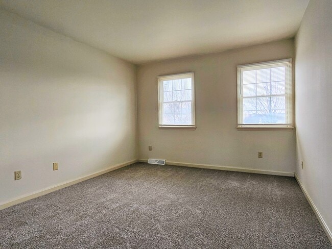 Building Photo - 88 Robinhill Dr