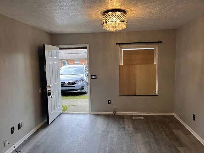 Building Photo - 5174-5174 Belle Isle Dr