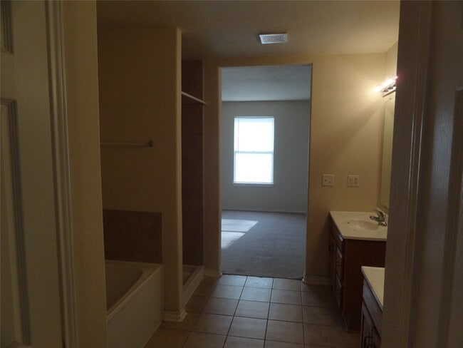 Building Photo - 1550 Village Way Dr