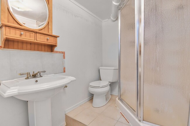 Building Photo - Charming Rambler - Close to Downtown Silve...