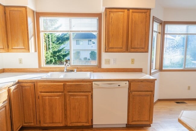 Building Photo - 3Bd/2.5Ba Bellevue House( Newport Hill)