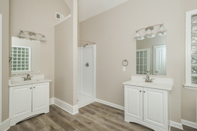 Building Photo - 3073 Essex Dr