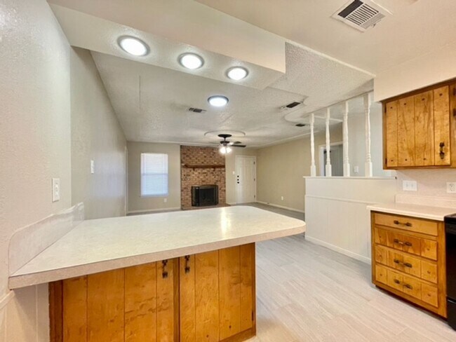 Building Photo - Single Family Home featuring 3 Bedrooms, 2 Baths, and 1 Car Garage