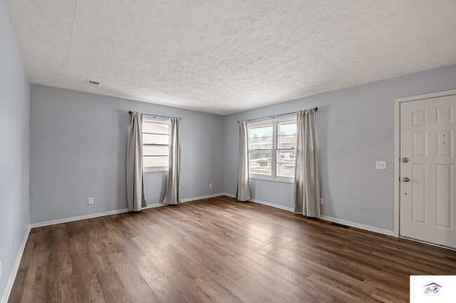 Building Photo - WELCOME HOME! AVAILABLE NOW!