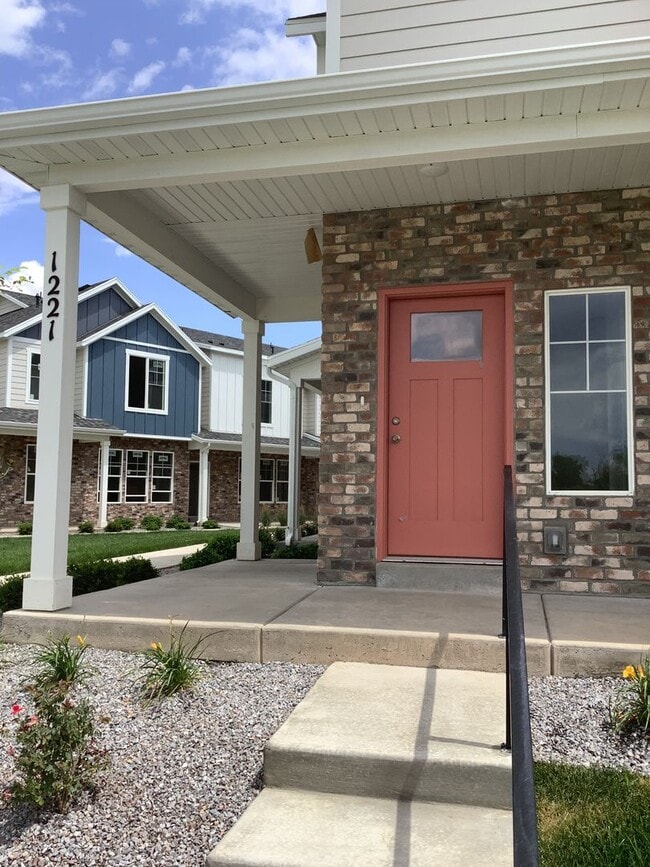 Building Photo - FREE RENT FIRST MONTH - Townhome in Prime...