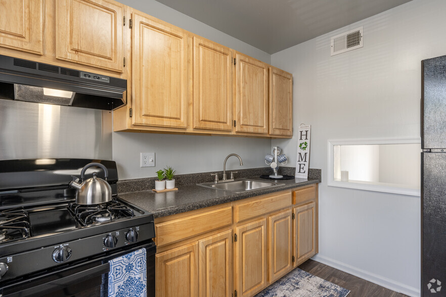 2BR, 1BA - 840SF - Kitchen - Chester Townhomes