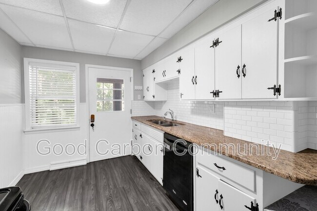 Building Photo - 4470 Seneca St