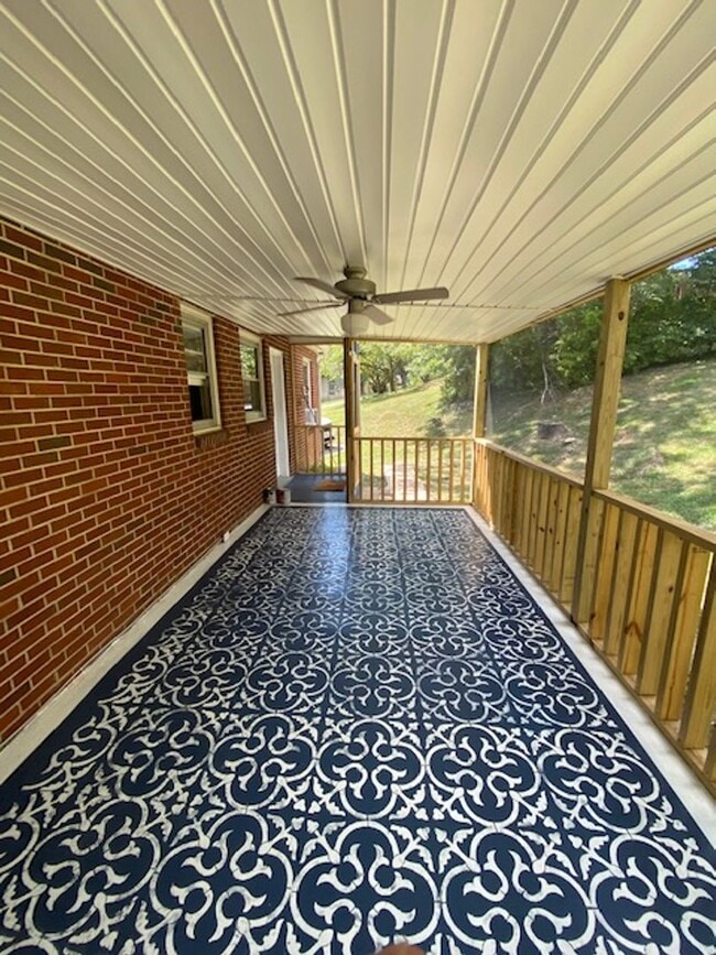 Building Photo - Charming 3 Bedroom Rancher in Staunton Com...