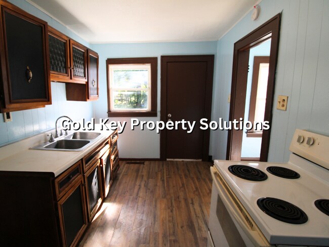 Building Photo - Cute 1 BR Duplex with Dining Room and Cove...