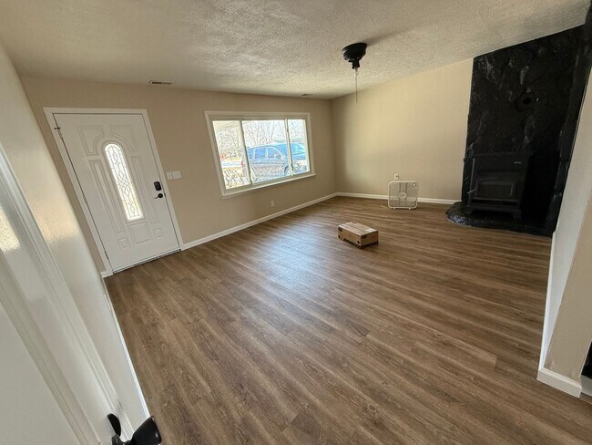 Building Photo - Charming Newly Remodeled 3-Bedroom Home!