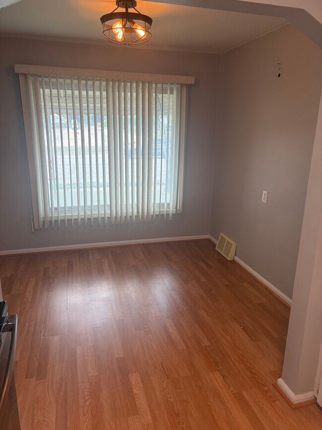 Building Photo - 3 bedroom, 2 bathroom bungalow with basement and 2 car garage on oversized lot