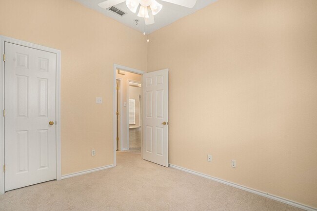 Building Photo - Welcome to this inviting 3-bedroom, 2-bathroom home in the heart of Cleburne, perfectly suited fo...